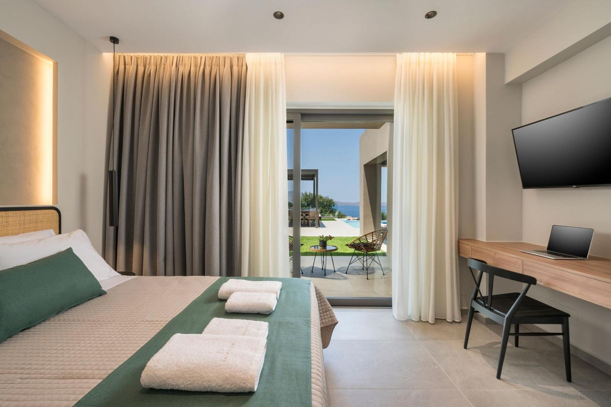 Ekphrasis With Sea View And Jacuzzi